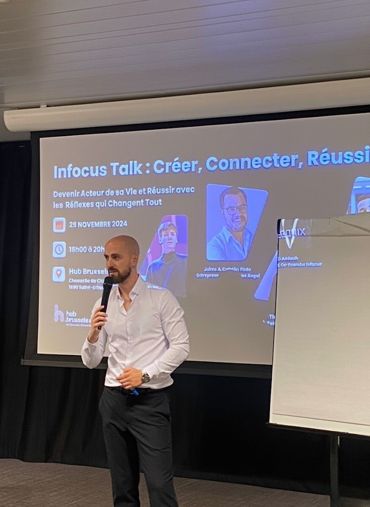 Thomas Marmet en conférence, micro en main, lors d’un Infocus Talk au Hub Brussels