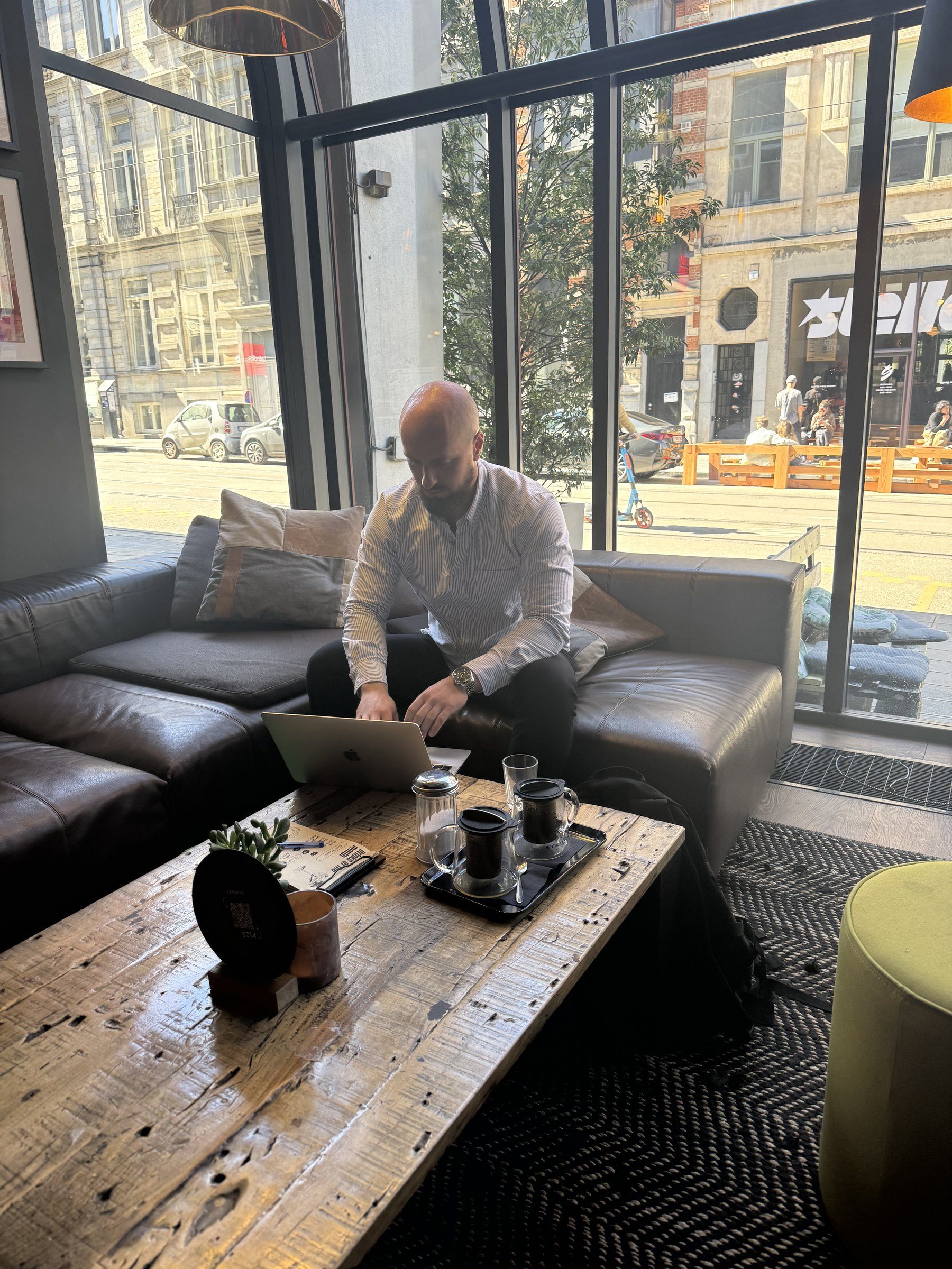 Thomas Marmet en séance de coaching à distance, devant son ordinateur